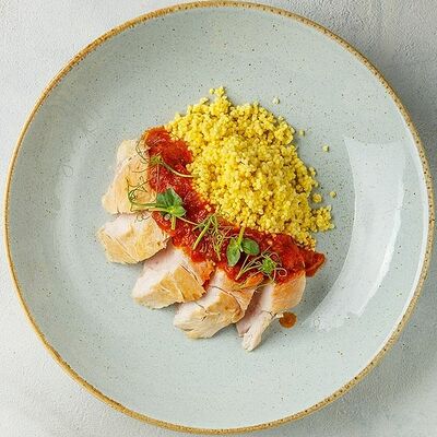 Куриная грудка с соусом сальса и кускусом в Кэрри по цене 395