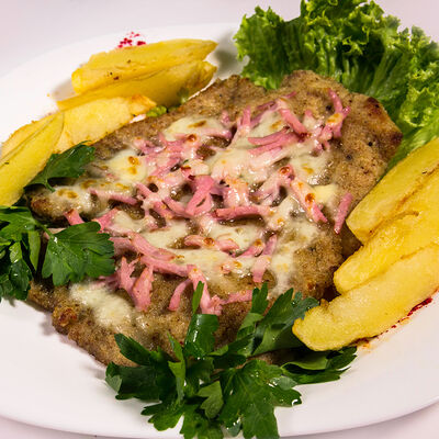 Свинина отбивная с ветчиной и сыром в Комедия по цене 28 р.