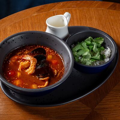 Суп Том ям с креветками, мидиями и кальмарами в Brasserie Lambic по цене 990 ₽