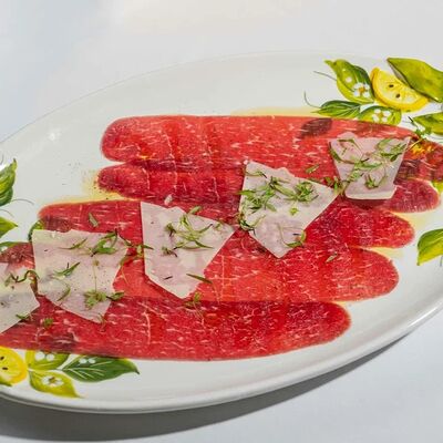 Карпаччо из говядины с пармезаном в Muse по цене 2100 ₽