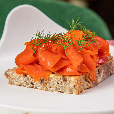 Брускетта со слабосоленой неркой, свежими томатами и красной икрой в М2 Органик Клуб Патриаршие по цене 750 ₽