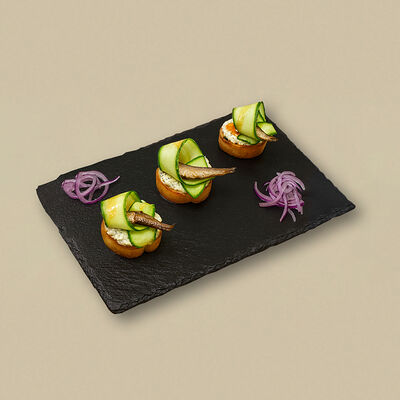 Бутерброды с огурцом и шпротами в Любим сытно по цене 350 ₽