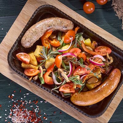 Колбаски с запеченными овощами в Ohooligans по цене 839 ₽