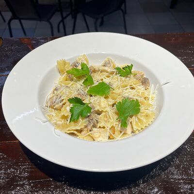 Фарфалле с курицейв Sopranos по цене 600 ₽