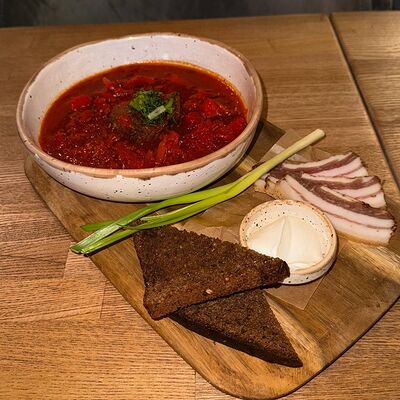 Борщ с томленой говядиной и домашним салом 350/30/30 в Polla Vina по цене 700 ₽