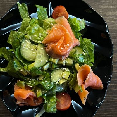 Салат с форелью и авокадо в Карасёвня по цене 444 ₽