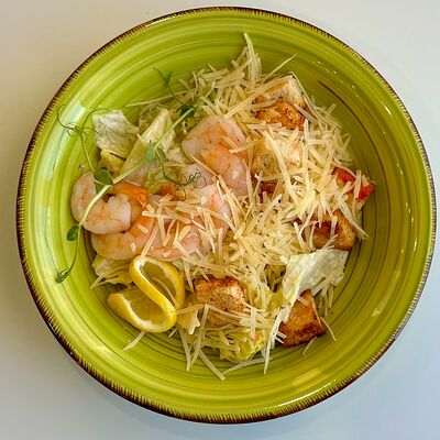 Салат Цезарь с креветкой в Кафе Майами по цене 563 ₽