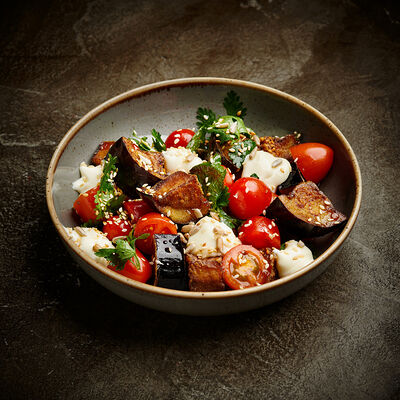 Салат с баклажанами, томатами черри и сливочным сыром в Корчма по цене 590 ₽