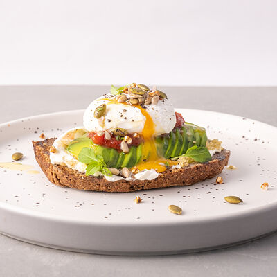 Авокадо-тост с яйцом пашот в Мечтатели по цене 495 ₽