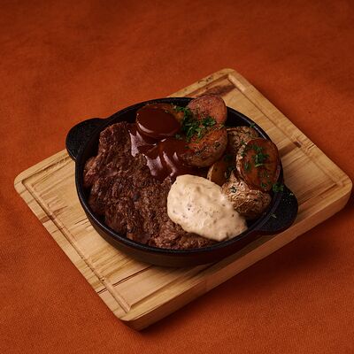 Стейк мачете прайм с молодым картофелемв Липа гастробар по цене 790 ₽