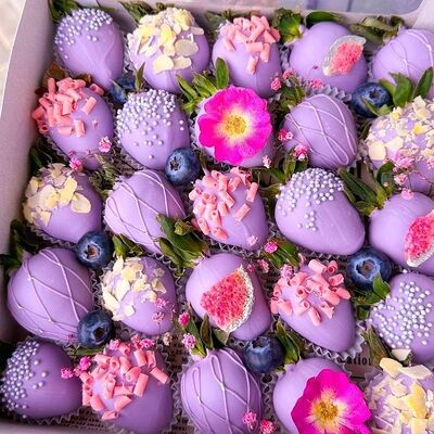 Клубника в премиальном бельгийском шоколаде Цветы сирени в Букет Альфред I клубника в шоколаде и букеты по цене 4290 ₽