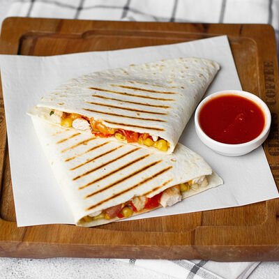 Кесадилья с цыпленком и овощами в Тревеллерс кофе по цене 429 ₽