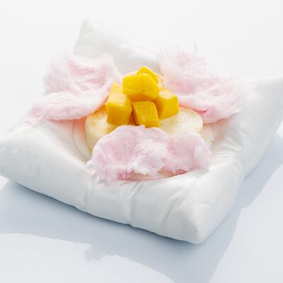 Сырники с манго, сметанным кремом и сахарной ватой в Овсянка по цене 610 ₽