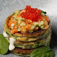 Зеленые оладьи из цукини с лососем в More More