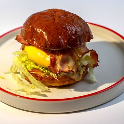 Булочка с говяжьей котлетой, беконом и перечным соусом в Свидание по цене 560 ₽