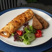Омлет с козьим сыром, авокадо и руколой в Encore cafe