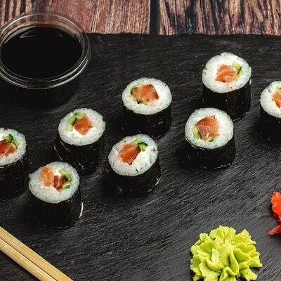 Саке Маки Роллв SushiMania по цене 550 ₽