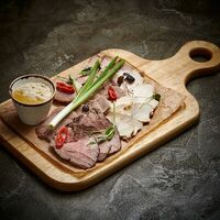 Ассорти мясных деликатесов в Корчма