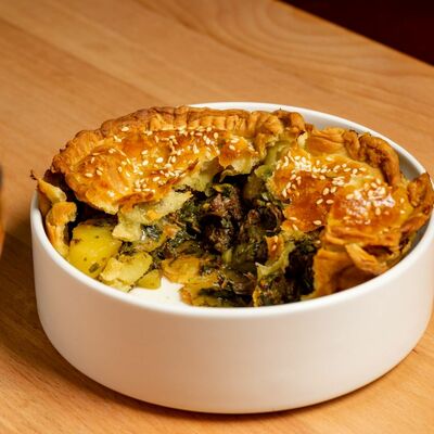 Пирог со щёчками и картофелем в Дафт паб по цене 340 ₽