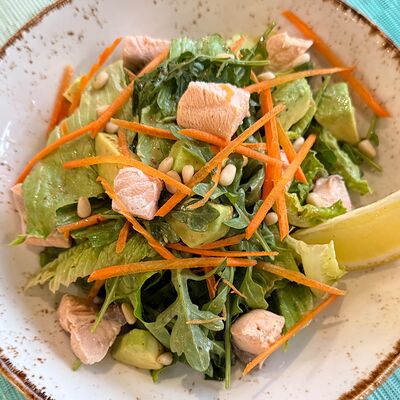 Салат с запеченным лососемв Полианто по цене 850 ₽