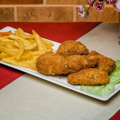 Крылья баффало с овощами и соусом Блю чиз в Пепперони по цене 500 ₽