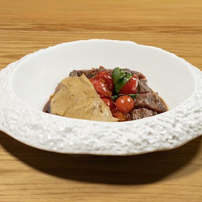 Татаки из говядины с пюре из черного чеснока в 9/18 бистро по цене 1300 ₽