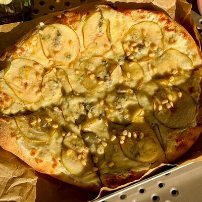 Пицца Груша-горгонзола в La casa della pasta по цене 1090 ₽