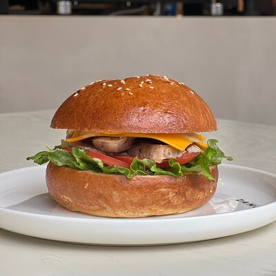 Бейгл с курицей в Zanoza Kруассантерия по цене 590 ₽