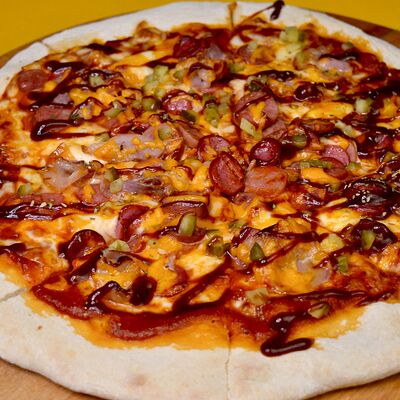 Охотничья пицца с беконом и колбаскамив TOPKA Reborn по цене 850 ₽