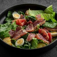 Теплый салат со свежим тунцом и цитрусовой заправкой в Вода & Еда