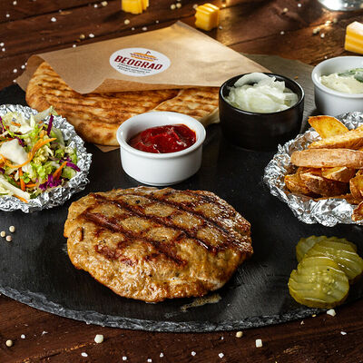 Сет с плескавицей с каймаком в Гриль-бар Београд по цене 590 ₽