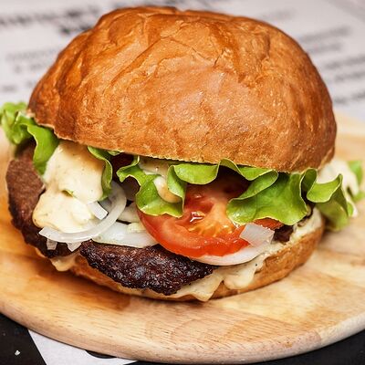 Бургер Американская классика в МЯСО ЕСТЬ по цене 570 ₽