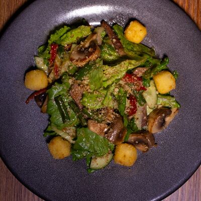 Салат с языком в Кнедлик по цене 680 ₽