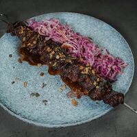 Шашлык из свинины на углях, соус сливовый барбекю, коул слоу в Рестобар Гриль 39