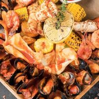 Морской сет №1 в томатном соусе в Crafty Crab