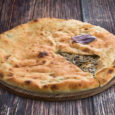 Пирог осетинский с курицей и грибами в Робинfood по цене 579 ₽