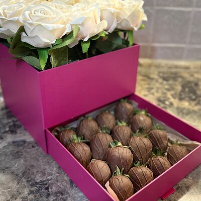 Клубника в шоколаде с розами цветы в Allowberry по цене 16000 ₽