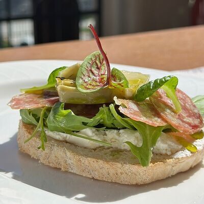 Брускетта с артишоками, салями и творожным сыром в Wine & Vine по цене 495 ₽