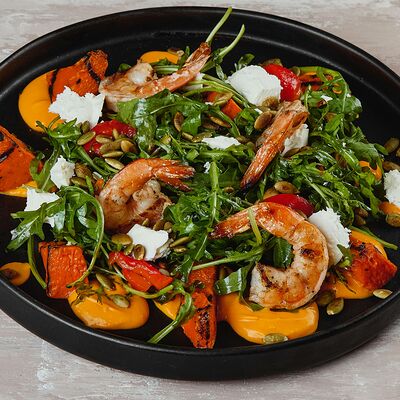 Салат из запеченной тыквы с креветками в Мадьяр-Гриль по цене 720 ₽