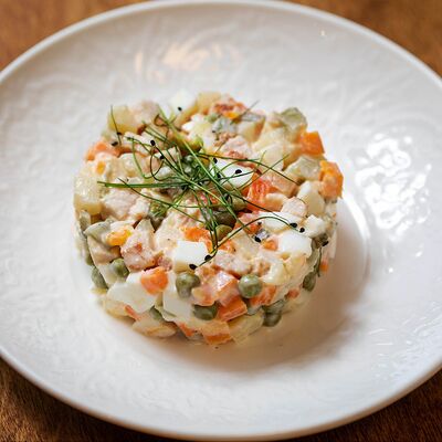 Оливье с цыпленком, заправленный сметаной в Cook cafeshop по цене 350 ₽