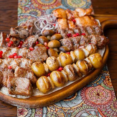 Ассорти Шашлыков со свининой, телятиной и курицей в Дюшес по цене 2950