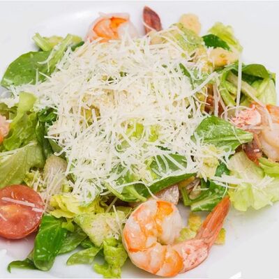 Салат Цезарь с креветками в Альбатрос по цене 700 ₽