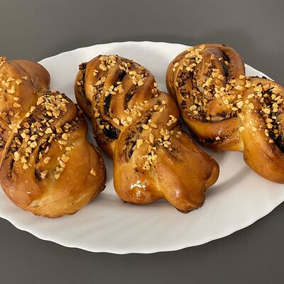 Булочка Сникерс в Твой Пекарь по цене 65 ₽