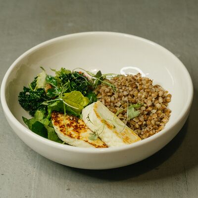 Фермерский адыгейский сыр с гречей и овощным салатом в Крапива по цене 650 ₽