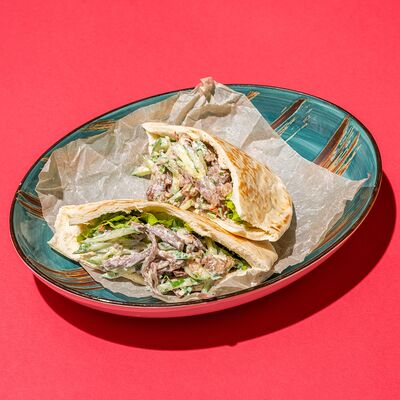 Пита с копченым брискетом и салатом из огурцов в Kiss по цене 350