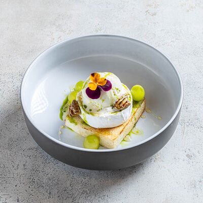 Запеченный камамбер с мороженым, виноградом и орехами в Склад 22 по цене 860