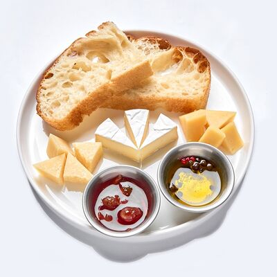 Ассорти сыров в Drunken duck pub по цене 1060 ₽