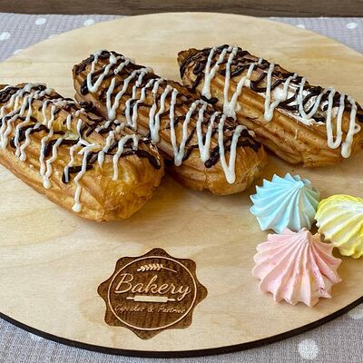 Эклер в шоколадной глазури в Bakery по цене 100 ₽