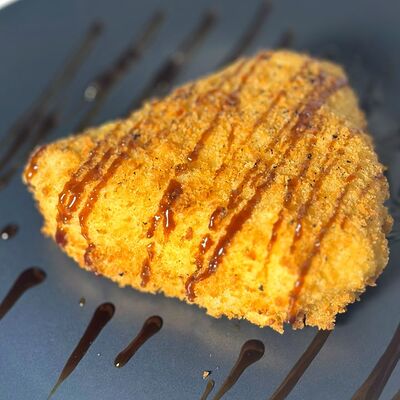 Запеченый онигири с беконом в Бобер Выдыхай по цене 260 ₽