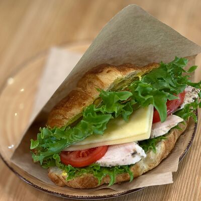 Сэндвич с курицейв Coffee Fit по цене 390 ₽